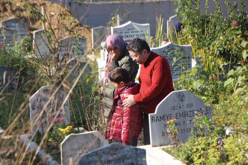 Düzce Depremi’nde yakınlarını kaybedenler mezarlıkları doldurdu
