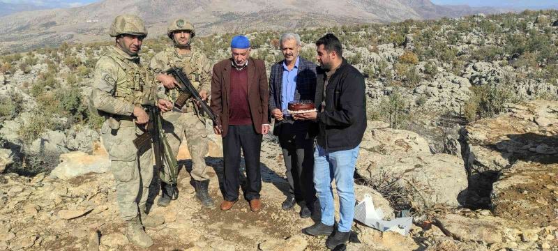 Şehit babalarından 12 Kasım Uzman Çavuşlar Günü’nde uzman çavuşlara pastalı kutlama
