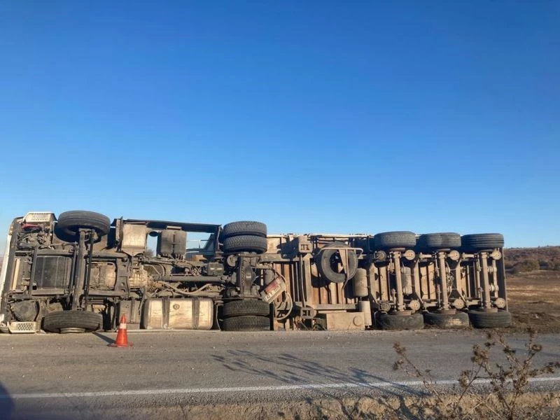 Çimento yüklü tır devrildi: 1 yaralı
