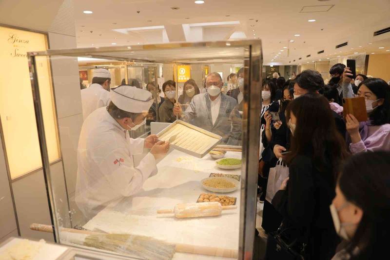 Türk tatlısı baklava Japonya’nın en lüks semtinde görücüye çıktı
