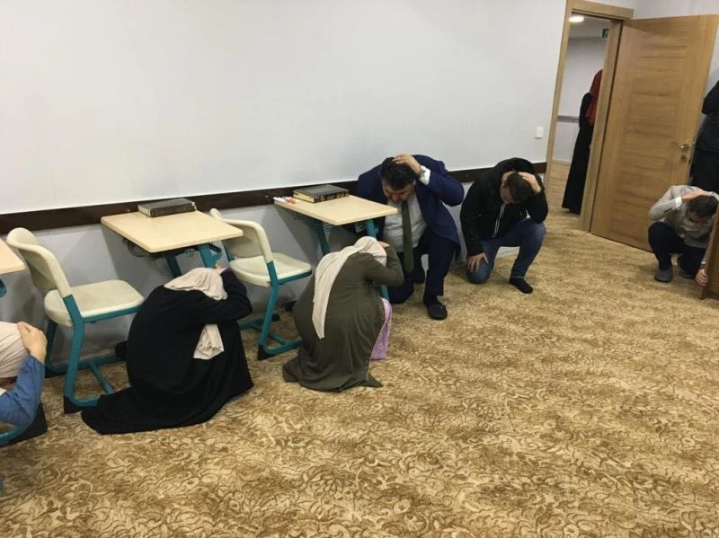 Edremit ve Havran’ da deprem anı çök-kapan-tutun tatbikatı
