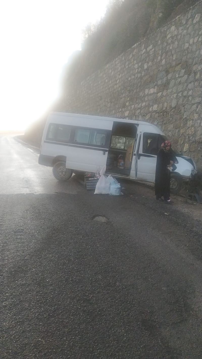 Buzlu yolda kontrolden çıkan minibüs duvara çarptı: 2 yaralı
