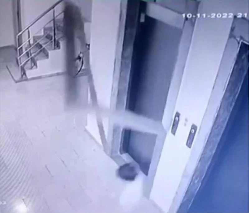Asansör kenarındaki mermer düştü, çocuk kıl payı kurtuldu
