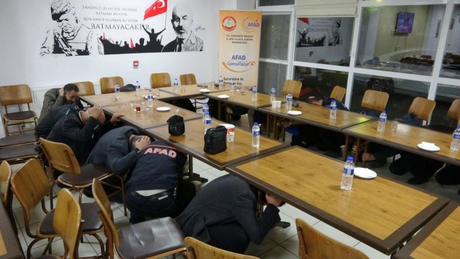 Osmaniye’de öğrenciler deprem tatbikatına akşam yemeğinde yakalandı