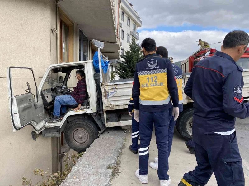 Ataşehir’de binaya çarpan kamyonet bina boşluğunda asılı kaldı
