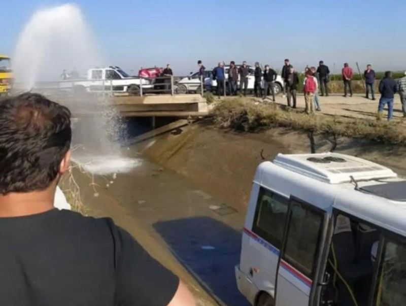 Adana’da kaza yapan dolmuş sulama kanalına düştü: 2’si ağır 13 yaralı
