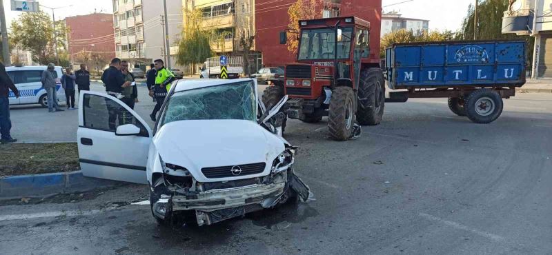 Traktörle otomobil çarpıştı: 2 yaralı
