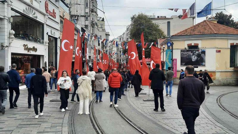 İstiklal Caddesi Türk bayraklarıyla donatıldı
