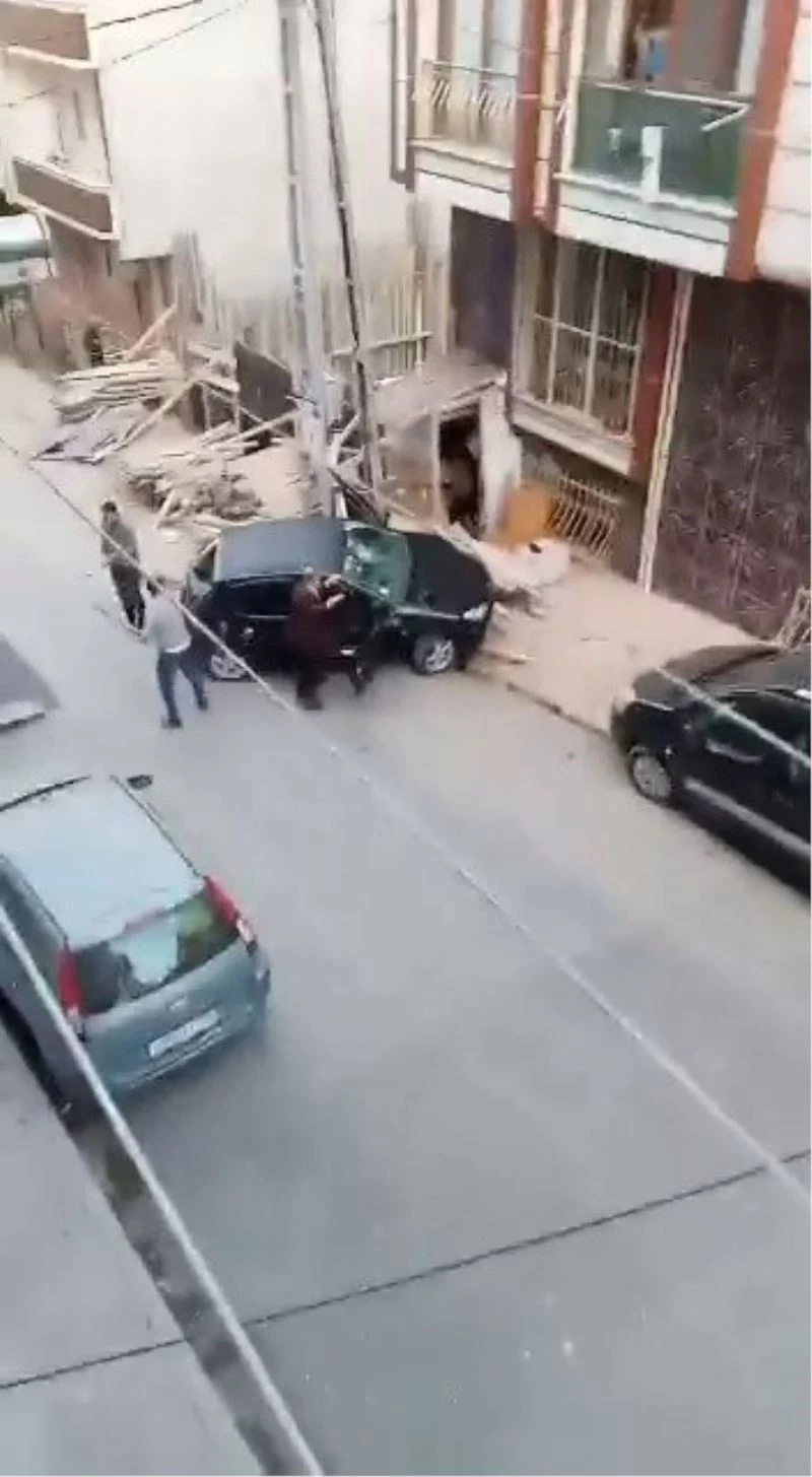 Aracıyla geçerken sarkıntılık yaptı, sokak ortasında kalaslarla dövüldü

