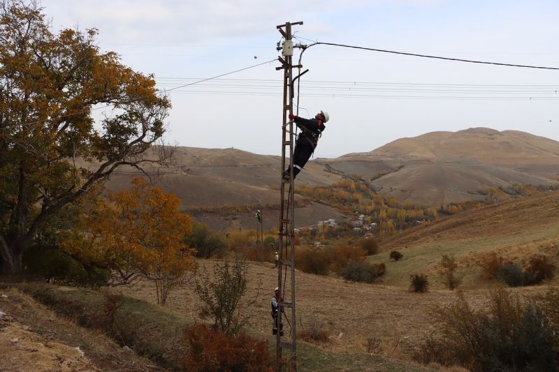 Gevaş’ta 2 milyon TL bedelle havai elektrik hattında izole kablo montajı yapıldı
