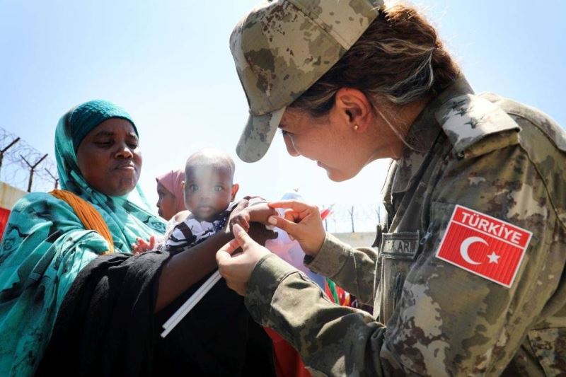 Kahraman Mehmetçik, Somalili ihtiyaç sahiplerini unutmadı
