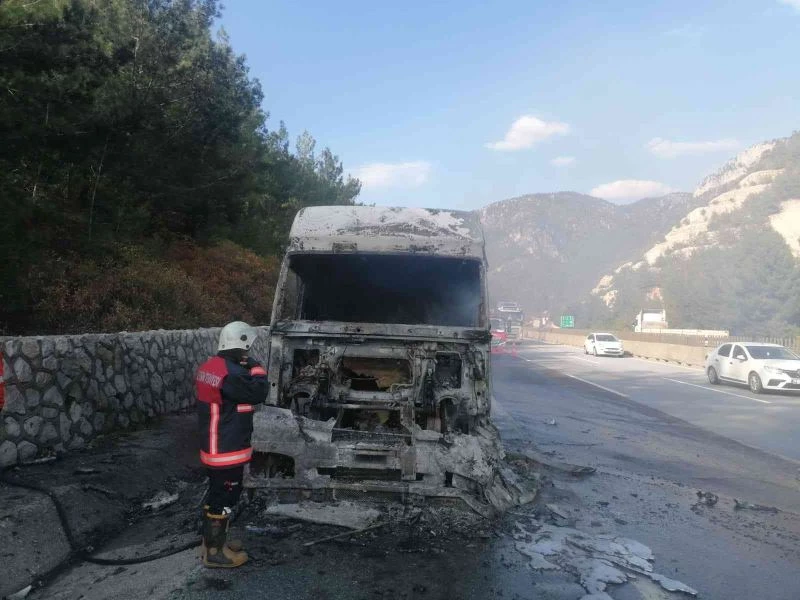 Tarsus’ta yanan tır kullanılmaz hale geldi
