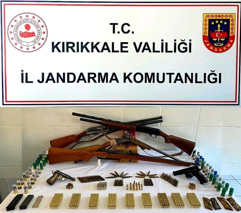 Cephanelik gibi ev: Çok sayıda silah ele geçirildi
