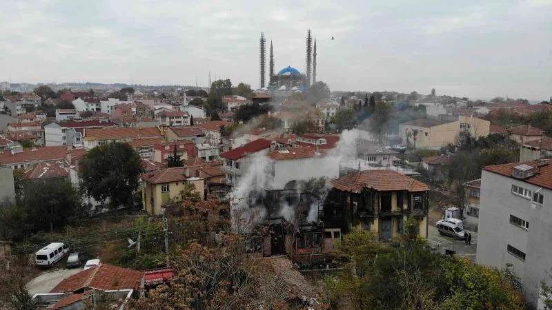 Alevlerin göğe yükseldiği, binanın küle döndüğü yangının boyutu havadan görüntülendi
