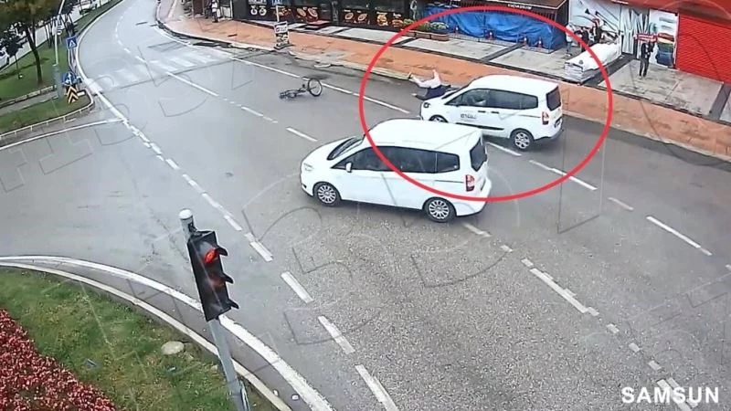 Ticari aracın çarptığı bisiklet sürücüsü havada taklalar attı

