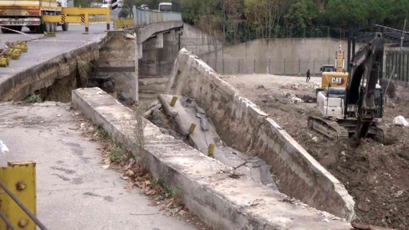 Bakırköy’de pazar yeri inşaatında istinat duvarı çöktü
