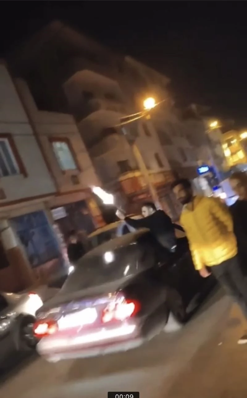 Asker konvoyundaki maganda, havaya defalarca ateş açtı
