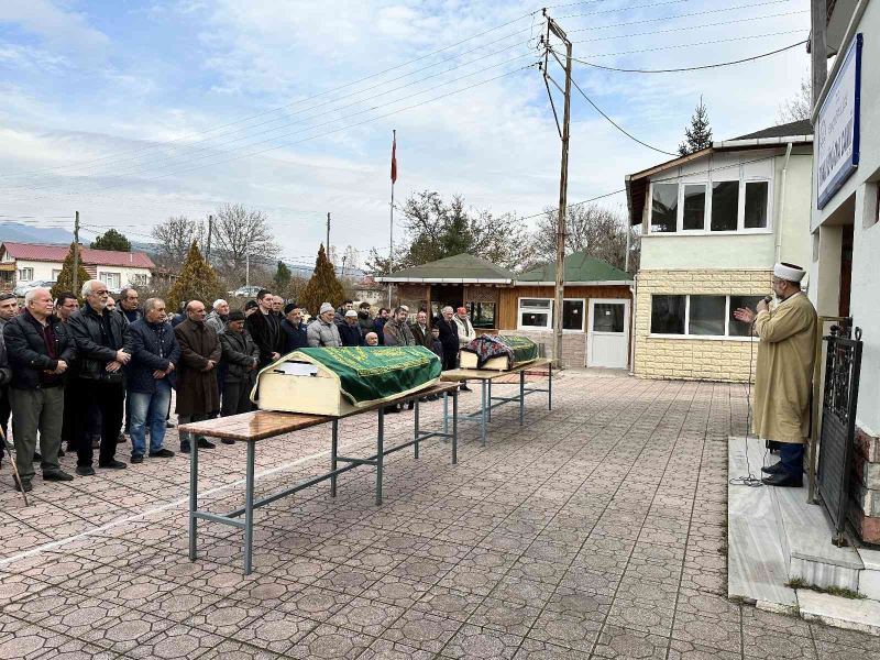 Yataklarında ölü bulunan çift, toprağa verildi
