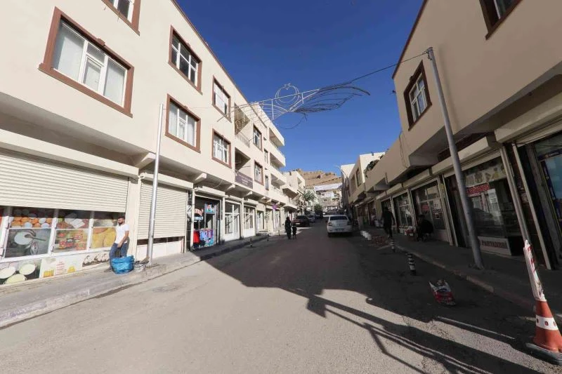 Mardin Büyükşehir Belediyesinin Derik’te çevre düzenleme çalışmaları devam ediyor
