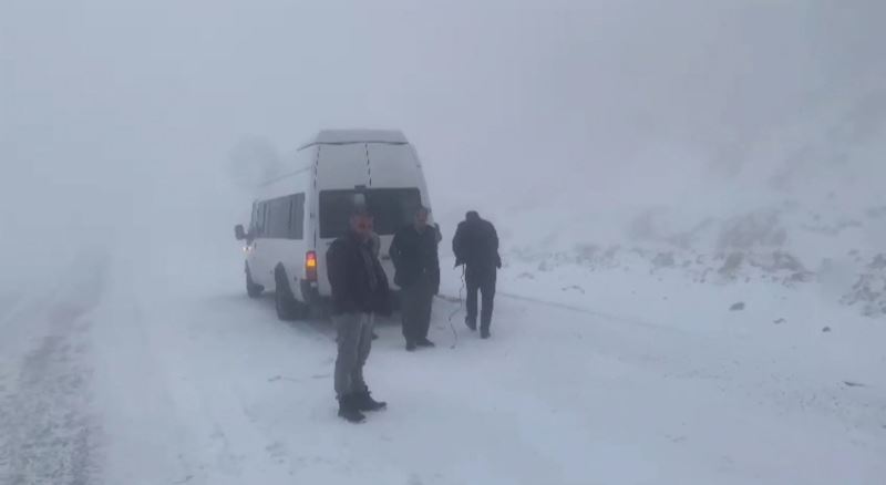 Karabet Geçidi’nde kar yağışı etkili oluyor
