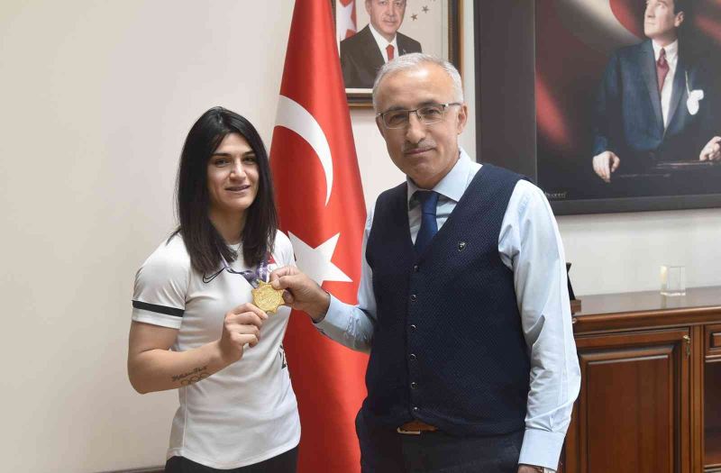 KMÜ’lü Zeynep Çelik, dünya şampiyonasından altın madalya ile döndü
