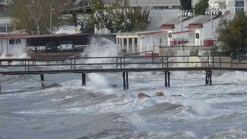 Lodos fırtınasında denizde oluşan dev dalgalar evlere kadar ulaştı

