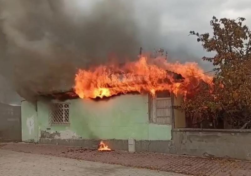 Suluova’da ahşap ev alev alev yandı
