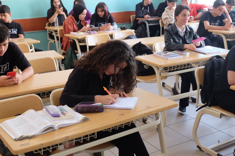 Zeytinburnu Belediyesi’nden 2 bin 575 gence ücretsiz eğitim desteği
