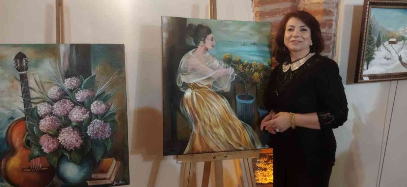 Ev hanımlığını ressamlığı taşıyan Sema Çakır, renkleri tablolarında dans ettirdi
