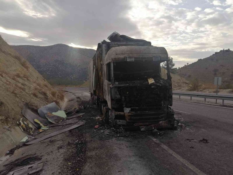 Antalya’da muz yüklü tır alev alev yandı
