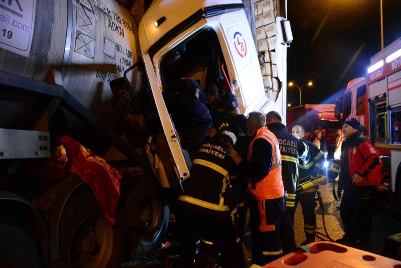 Kağıt gibi ezilen tırda sıkışan sürücüyü kurtarmak için seferber oldular
