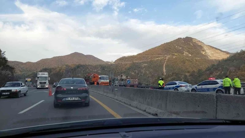 D-650’de meyve yüklü kamyon devrildi, tonlarca muz yola savruldu
