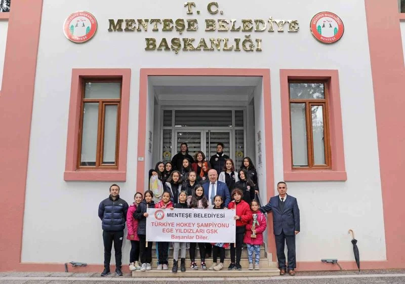 Başkan Gümüş, şampiyon kızları ağırladı
