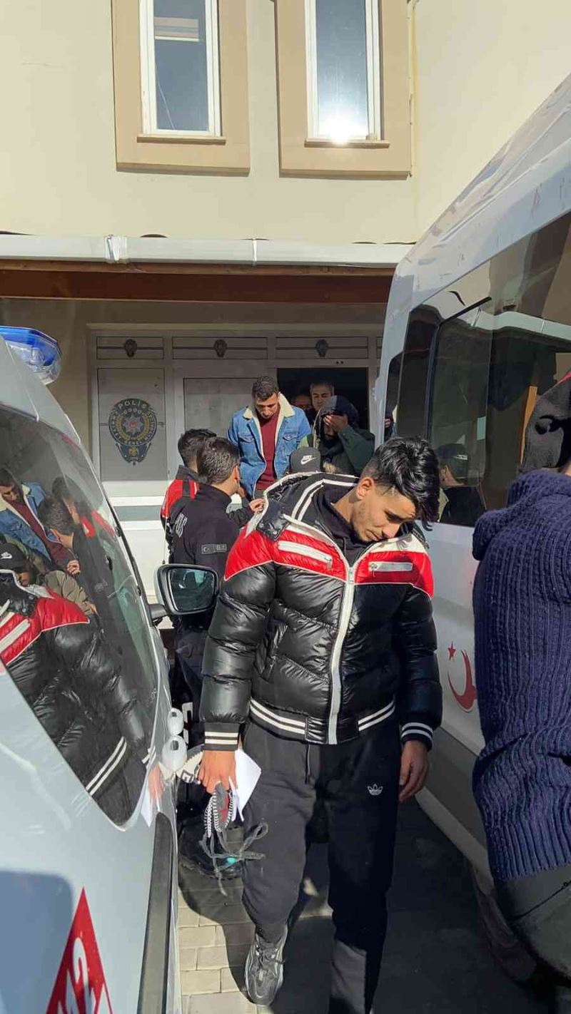 Gelibolu’da polis kimlik ve pasaportu bulunmayan 9 Filistin uyruklu kaçak göçmen yakaladı
