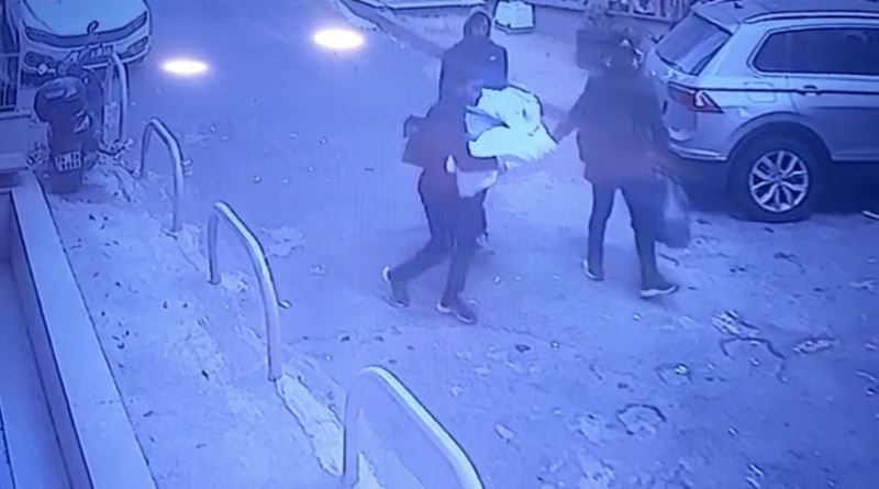 Beyoğlu’nda hırsızın çaldığı televizyonu 2. kattan aşağı attı
