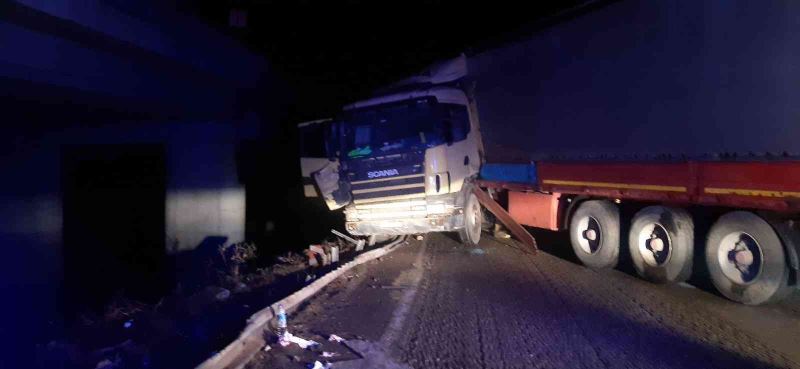 Kontrolden çıkan tır karayolunu trafiğe kapattı
