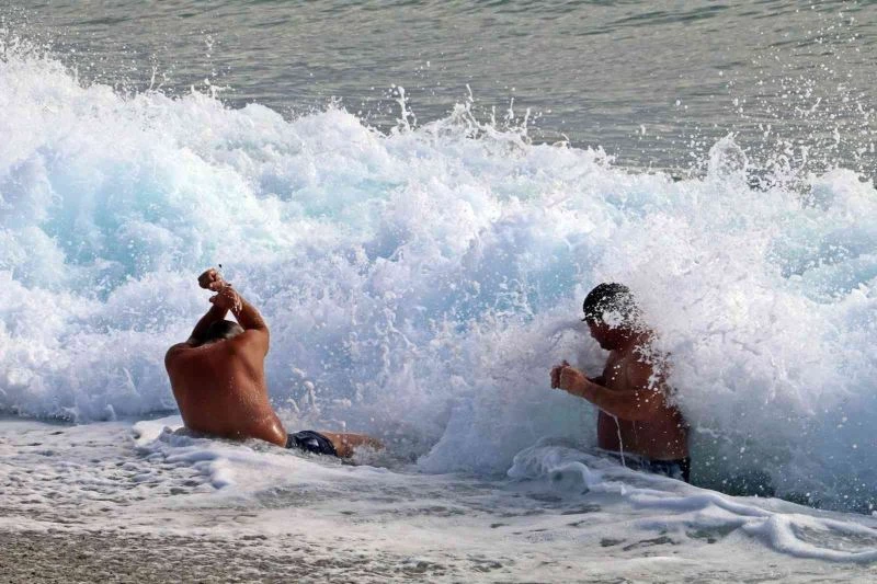 Dev dalgalara kafa tuttular, her defasında kıyıya savruldular

