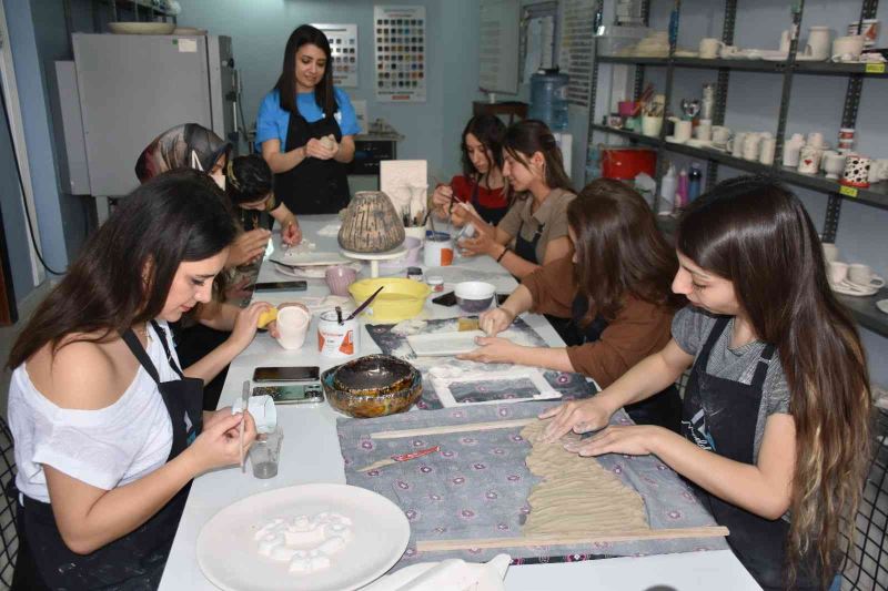 Şırnaklı kadınlar kültürel değerleri seramik sanatına yansıtıyor
