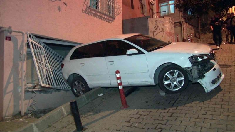 Beşiktaş’ta facianın eşiğinden dönüldü: Yokuş aşağı kayan otomobil eve daldı
