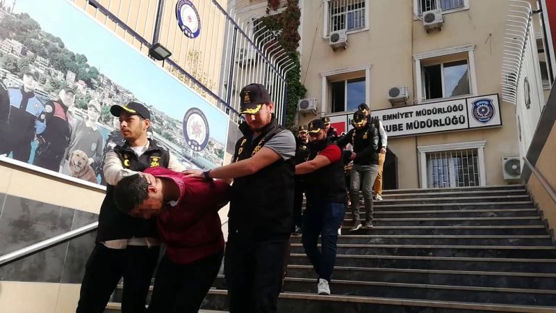 Beyoğlu’nda kaçırdıkları garsonu kalorifere kelepçeleyerek işkence ettiler
