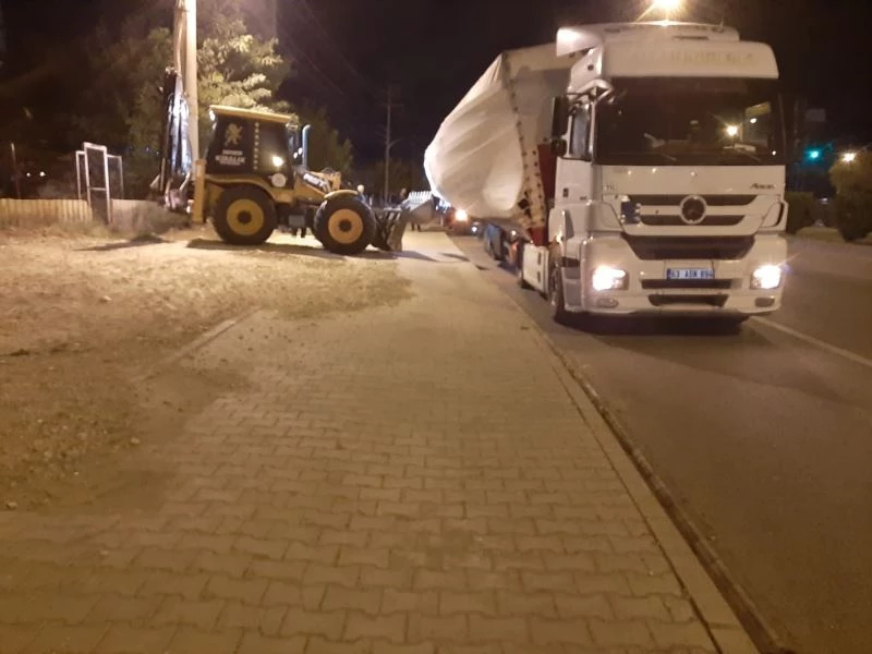 Nar yüklü tır devrilme tehlikesi yaşadı
