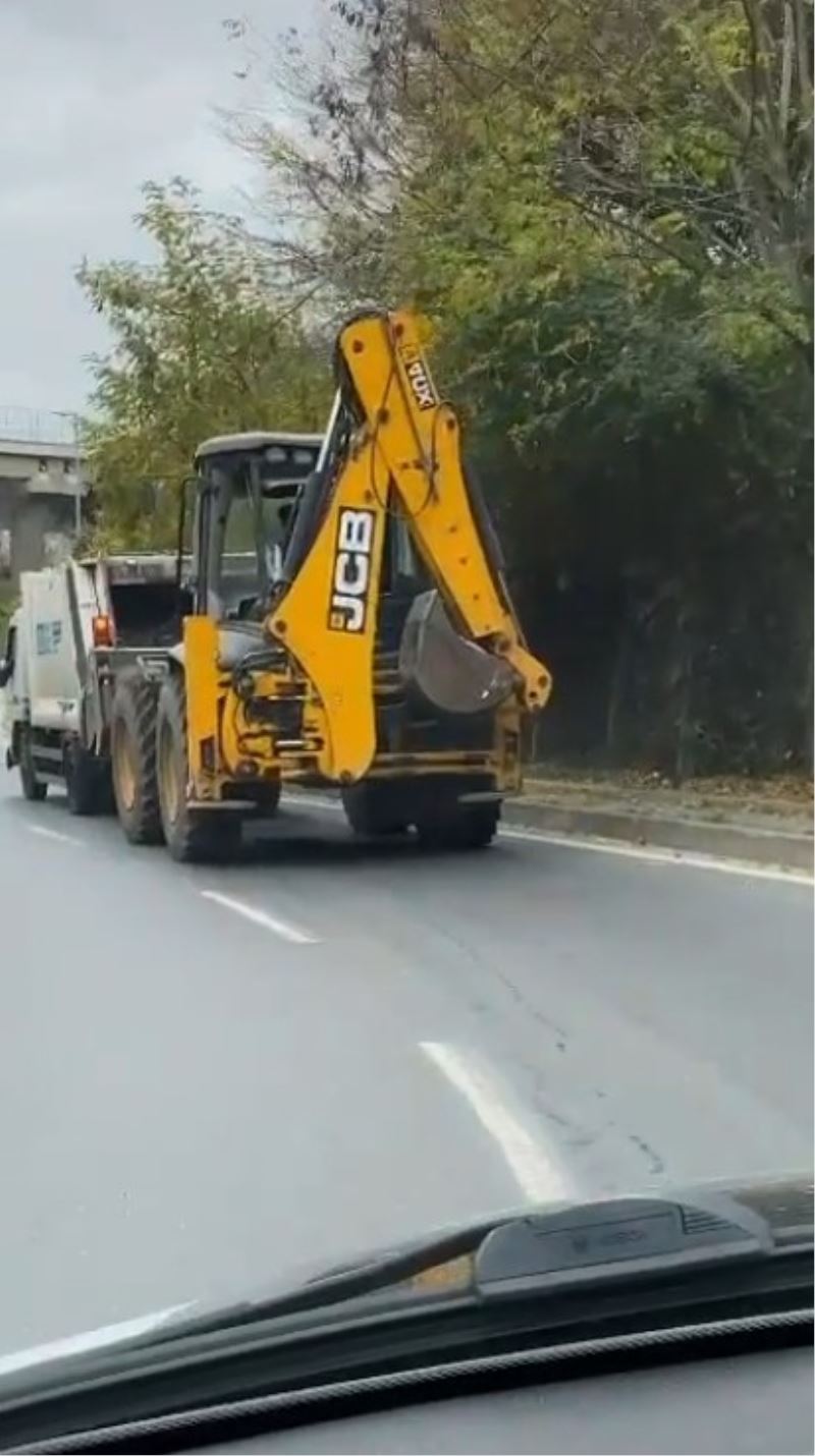 Beşiktaş’ta çöp kamyonu arıza yaptı, iş makinası iterek götürdü
