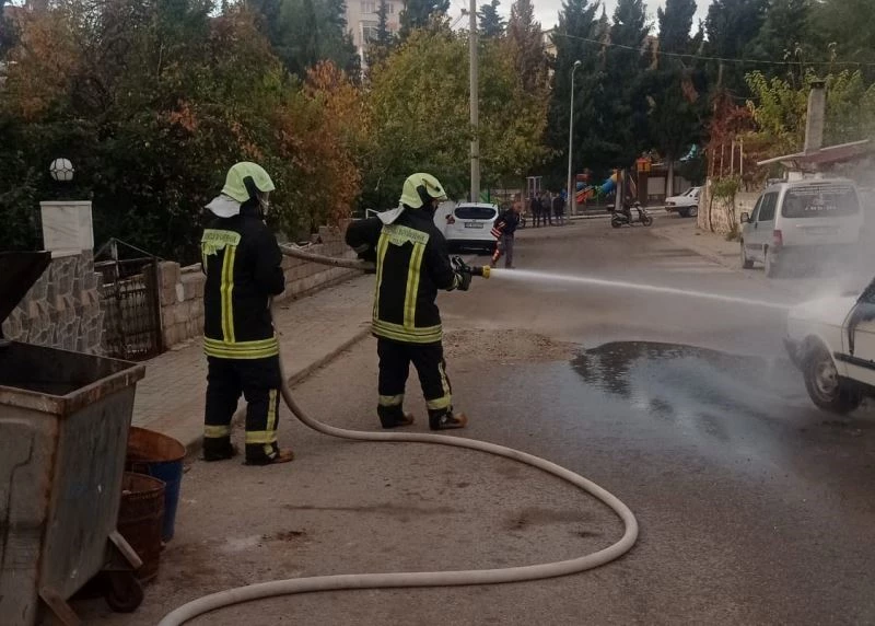 Seyir halindeyken alev alan otomobil kullanılmaz hale geldi
