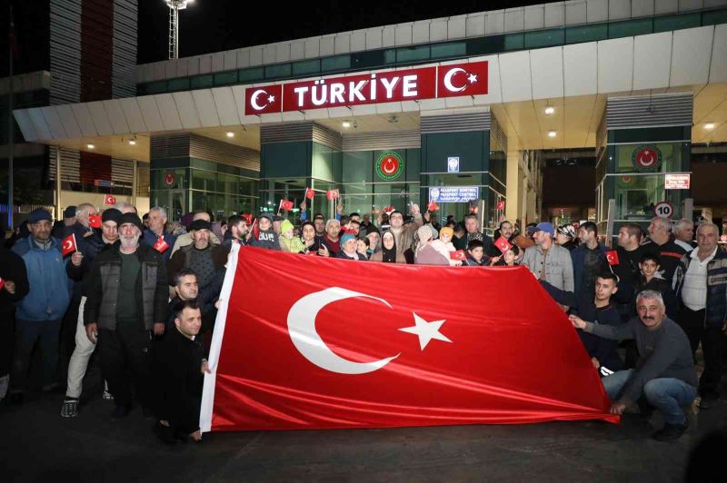 Dışişleri Bakanı Çavuşoğlu: “Ukrayna’da mahsur kalan ve girişimlerimiz üzerine Rusya ve Gürcistan üzerinden ülkemize getirdiğimiz 88 Ahıskalı kardeşimiz; vatanınıza hoş geldiniz”
