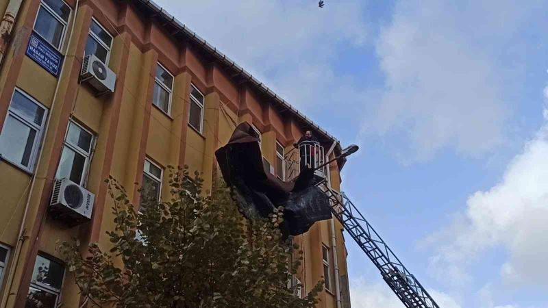 Edirne’de şiddetli lodos çatıyı uçurdu
