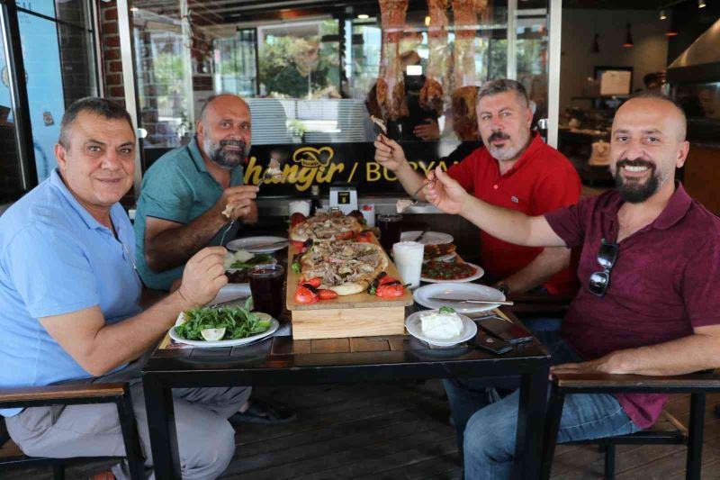 İki ilin paylaşılamayan lezzeti: Siirt’te kuzu, Bitlis’te keçi eti ile hazırlanıyor

