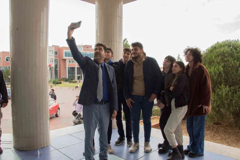 ADÜ Rektörü Aldemir, kampüs alanında öğrencilerle bir araya geldi
