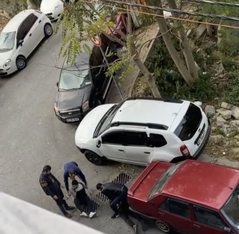 İstanbul’da bıçaklı gaspçıların yakalandığı anlar kamerada: Polise yemin ederek yalvardılar
