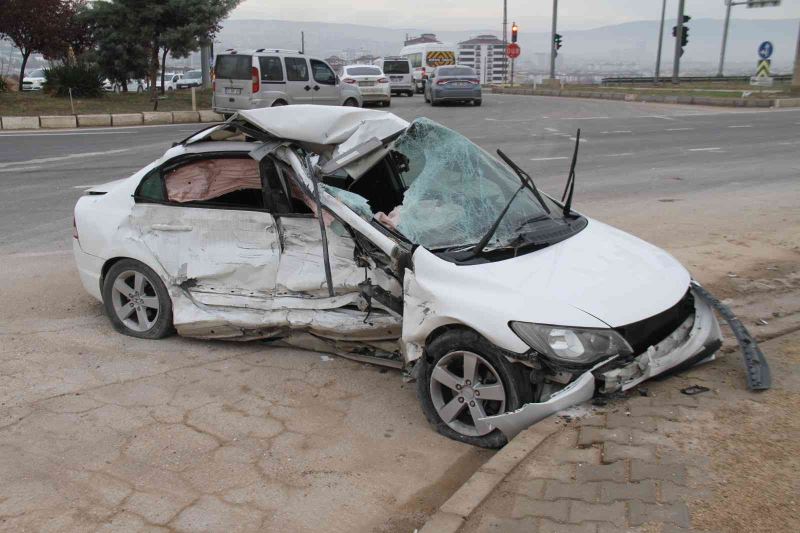 Elazığ’da tırın çarptığı otomobil kağıt gibi ezildi: 1 yaralı
