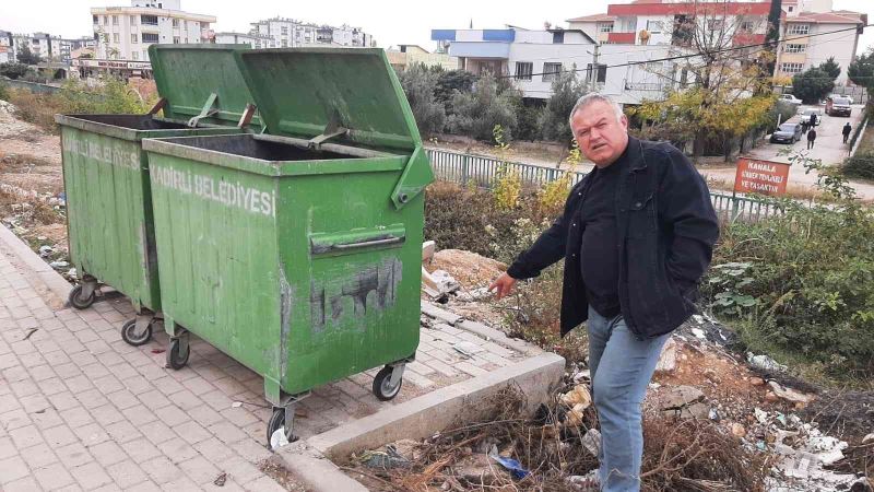 Çöpe atılan çuvaldan yavru köpekler çıktı
